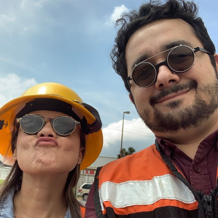 Octavio y su pareja en sitio de proyecto